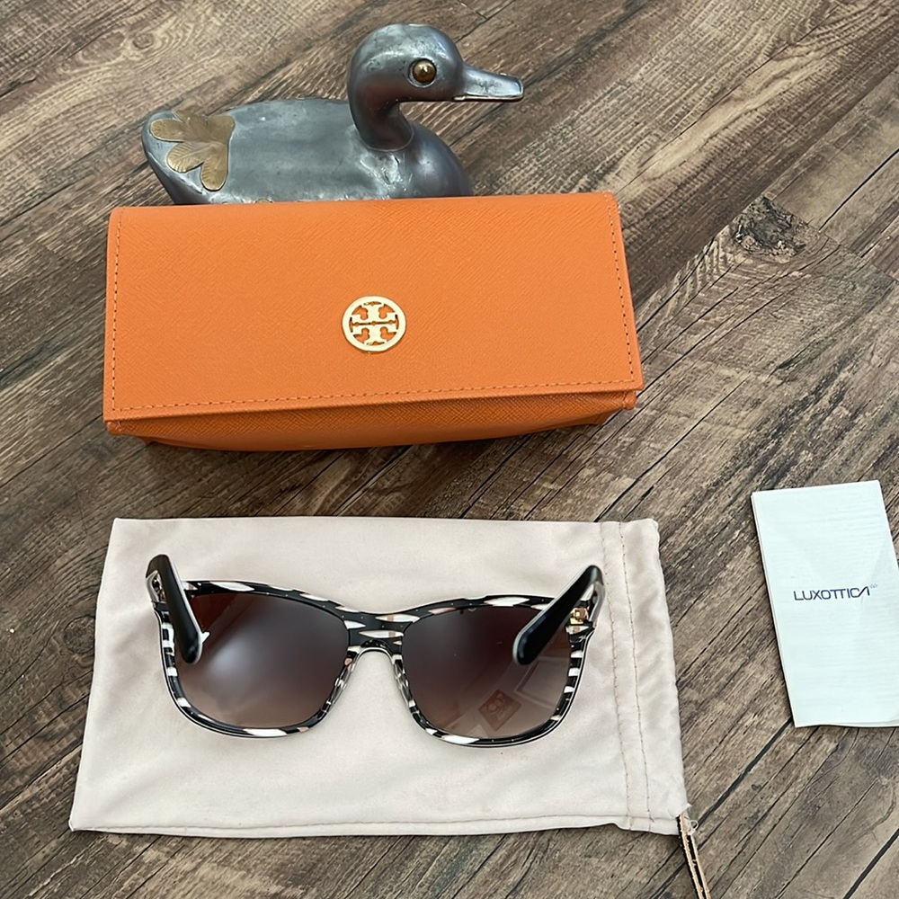 Tory Burch Sunnies✨ - Picture 5 of 16